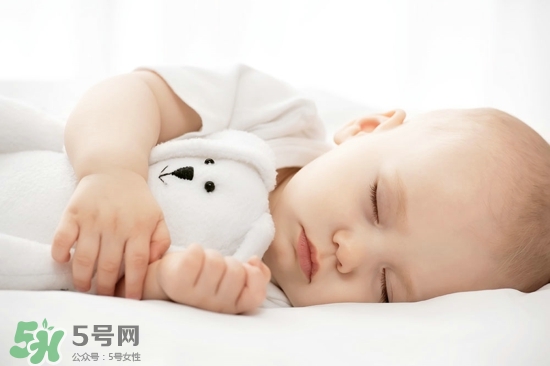 寶寶睡覺突然大哭是什么原因？寶寶睡覺突然哭醒怎么辦？