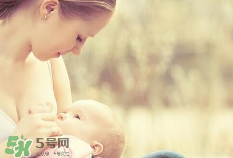 母乳喂養(yǎng)的寶寶大便怎樣正常？母乳喂養(yǎng)的寶寶需要補鈣嗎？