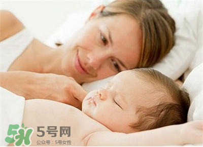 寶寶睡覺出汗多是什么原因？寶寶睡覺的常見誤區(qū)