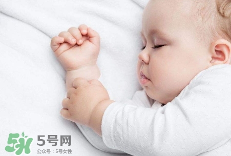 母乳喂養(yǎng)的寶寶需要喂水嗎？母乳喂養(yǎng)的重要性