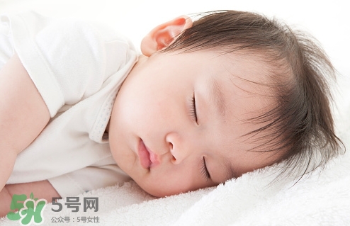 母乳喂養(yǎng)的寶寶需要喂水嗎？母乳喂養(yǎng)的重要性