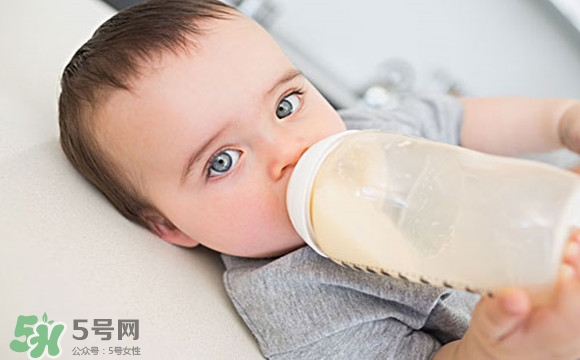 寶寶睡覺吃奶好嗎？寶寶睡覺吃奶怎么辦？
