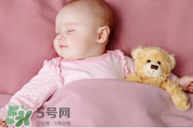 母乳喂養(yǎng)的寶寶需要喂水嗎？母乳喂養(yǎng)的重要性