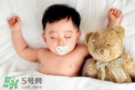 寶寶睡覺出汗多還要蓋被嗎？寶寶睡覺出汗多怎么辦？