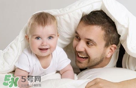 寶寶晚上哭鬧是怎么回事？寶寶晚上哭鬧不睡覺怎么辦？