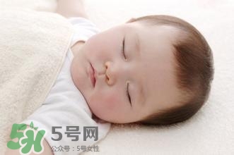 寶寶睡覺出汗多是什么原因？寶寶睡覺的常見誤區(qū)