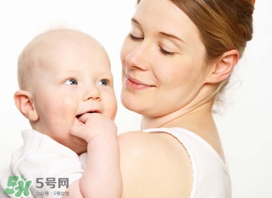母乳喂養(yǎng)胸部會(huì)變形嗎？如何避免產(chǎn)后乳房變形？