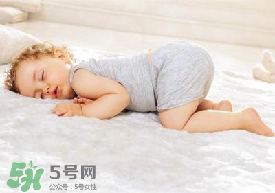 剛出生的寶寶需要枕頭嗎？新生兒需要枕頭定型嗎？