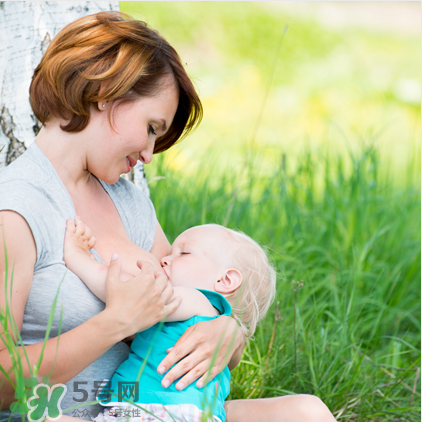 母乳喂養(yǎng)胸部會(huì)變形嗎？如何避免產(chǎn)后乳房變形？