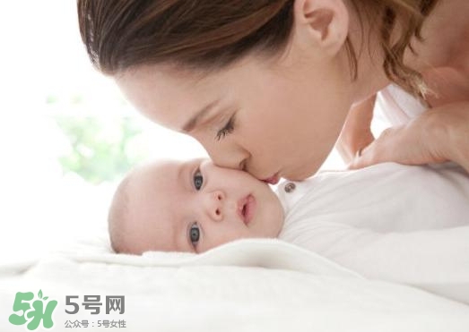 新生兒獨自睡覺好嗎？新生兒要跟父母睡嗎？