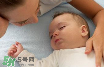 寶寶睡覺搖頭怎么回事？寶寶睡覺搖頭是缺鈣嗎？