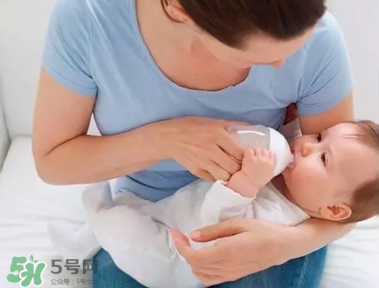 母乳喂養(yǎng)的寶寶需要喂水嗎？母乳喂養(yǎng)的重要性