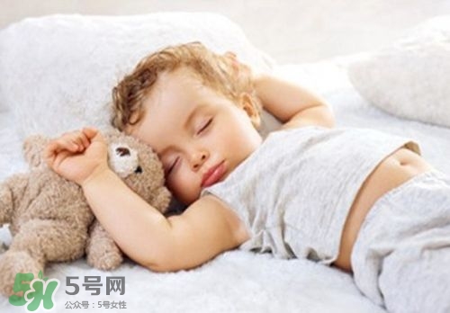 寶寶睡覺頭出汗是熱嗎？寶寶睡覺頭出汗是怎么回事？
