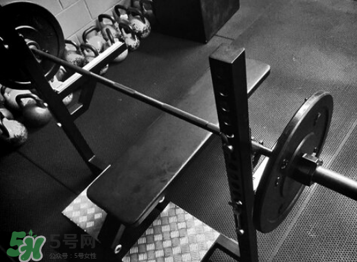 臥推怎么用胸肌發(fā)力？臥推發(fā)力技巧