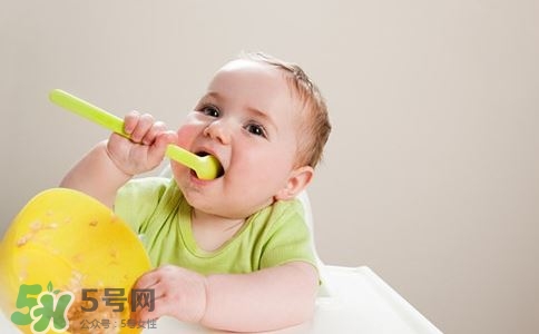 寶寶發(fā)燒出汗可以蓋被子嗎？寶寶發(fā)燒出汗了會(huì)退燒嗎？