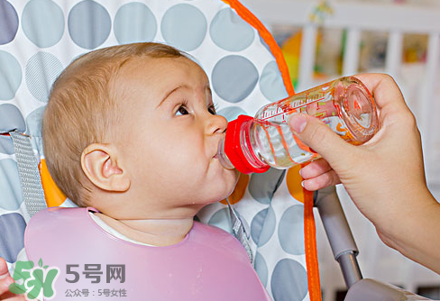 寶寶能喝礦泉水嗎？礦泉水寶寶適合寶寶喝嗎？