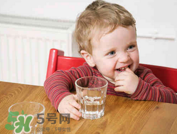 寶寶喝礦泉水好還是自來水好？寶寶喝哪種水好？