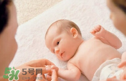 新生兒要多抱抱嗎？新生兒應(yīng)該是多抱還是多躺？