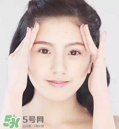 抬頭紋太重怎么辦？撫平抬頭紋只需這幾招
