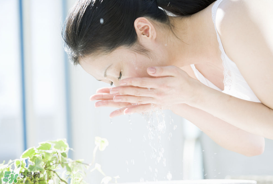 抬頭紋太重怎么辦？撫平抬頭紋只需這幾招