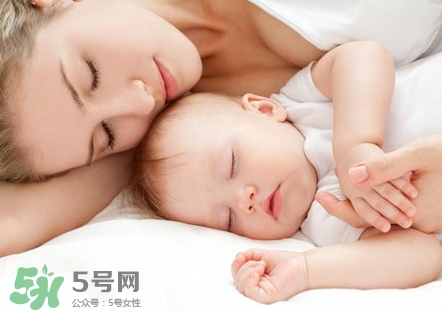 新生兒怎么睡覺姿勢正確？新生兒怎么睡頭型好看？