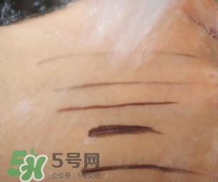 眼線膏要沾水嗎？用干刷子還是濕刷子