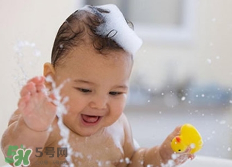 新生兒痤瘡多久會(huì)好？新生兒痤瘡能用百多邦嗎？