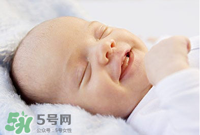 寶寶發(fā)燒出汗可以蓋被子嗎？寶寶發(fā)燒出汗了會(huì)退燒嗎？