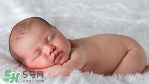 新生兒怎么睡覺姿勢正確？新生兒怎么睡頭型好看？
