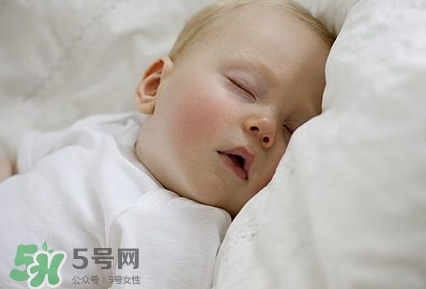 寶寶發(fā)燒睡著了要叫醒吃藥嗎？9個處理寶寶發(fā)燒的辦法