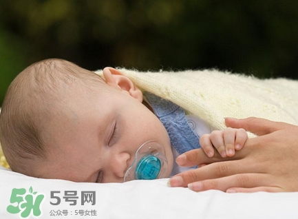 新生兒怎么睡覺姿勢正確？新生兒怎么睡頭型好看？