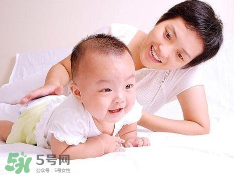 寶寶發(fā)燒出汗可以蓋被子嗎？寶寶發(fā)燒出汗了會(huì)退燒嗎？