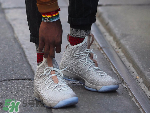 nike lebron 15 ghost什么時(shí)候發(fā)售_多少錢？