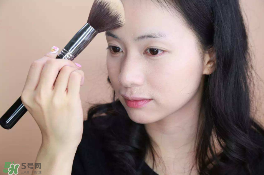 定妝噴霧好還是散粉？定妝噴霧在散粉后用嗎？
