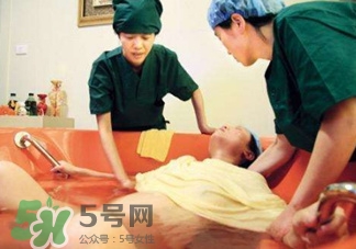 水中分娩時(shí)難產(chǎn)怎么辦？水中分娩和無(wú)痛分娩哪個(gè)好？