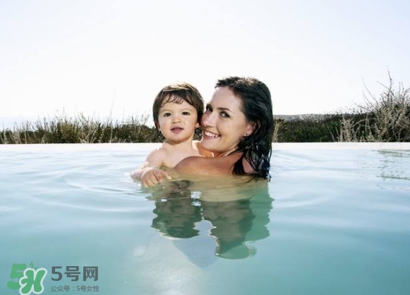 水中分娩時(shí)難產(chǎn)怎么辦？水中分娩和無(wú)痛分娩哪個(gè)好？