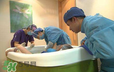 水中分娩時寶寶會嗆水嗎？水中分娩寶寶不會淹嗎？