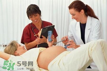 水中分娩時(shí)難產(chǎn)怎么辦？水中分娩和無(wú)痛分娩哪個(gè)好？