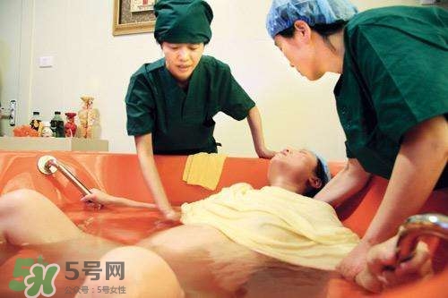 水中分娩時寶寶會嗆水嗎？水中分娩寶寶不會淹嗎？
