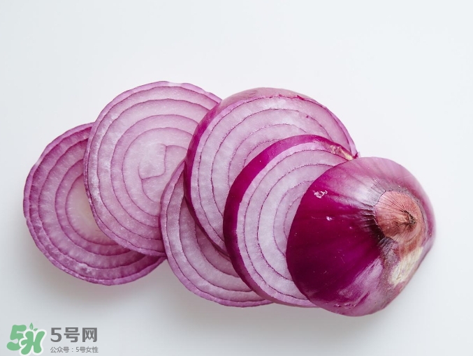洋蔥榨汁能每天喝嗎？洋蔥汁能治什么?。?></p><h3>洋蔥汁的功效與作用</h3><p>1、提高消化力</p><p>洋蔥含有菊苣纖維，這是一種水溶性膳食纖維，可制造腸內(nèi)好菌，促進腸道蠕動。</p><p>2、可抑制過敏</p><p>洋蔥含有洋蔥素，具有很強抗氧化作用，其抗氧化能力是維他命E的50倍。和其他食物相比，洋蔥所含洋蔥素較易被人體吸收，也可在腸道內(nèi)停留較長時間，可幫助改善過敏體質(zhì)，氣喘或過敏病患不妨試試。</p><p>3、改善呼吸道</p><p>洋蔥所含油分可以緩解咳嗽及支氣管炎，生洋蔥更是戰(zhàn)勝感冒的利器之一。</p><p style=