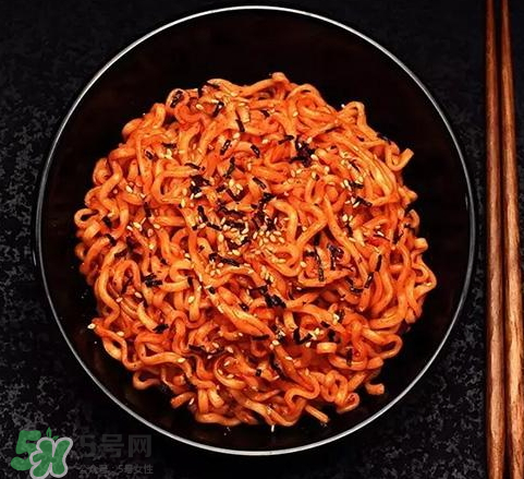 國產(chǎn)火雞面和韓國的味道一樣嗎？國產(chǎn)火雞面和韓國有什么區(qū)別？
