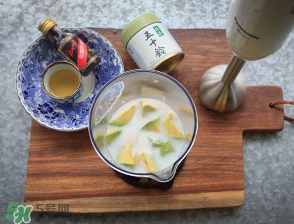 牛油果沙拉怎么做？牛油果沙拉用什么醬？