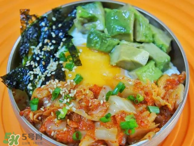 牛油果沙拉怎么做？牛油果沙拉用什么醬？