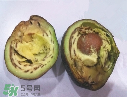 牛油果切開黑了能吃嗎？牛油果為什么會有黑點？