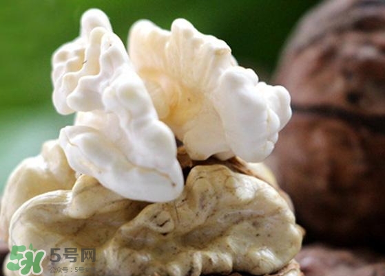新鮮核桃外殼發(fā)霉能吃嗎？新鮮核桃長毛還能吃嗎？
