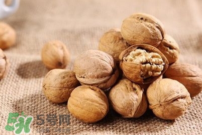 青皮核桃和干核桃哪個(gè)營(yíng)養(yǎng)高？有什么區(qū)別？