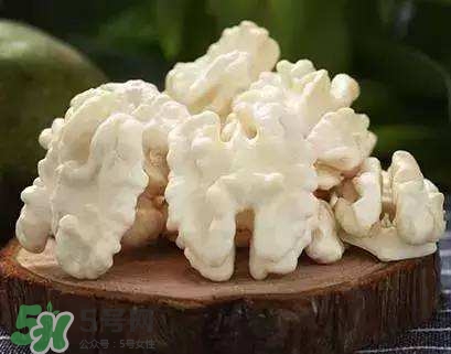 新鮮核桃要剝皮嗎？剝皮時手變黑怎么清洗？