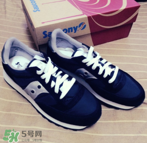 saucony鞋子怎么樣？索康尼鞋碼偏大偏?。?></p><h3>索康尼品牌介紹</h3><p>Saucony(索康尼)，在美國有著
“運動鞋中的勞斯萊斯”美譽。它是全球跑鞋四大品牌其中一員，至今已有100多年的歷史了。它的產品有分為專業(yè)運動系列和運動休閑系列兩大部分。了解Saucony(索康尼)的朋友們，應該知道它有一個最大特點那就是可以適應每個人的不同腳型和步態(tài)。能在跑鞋四大品牌上榜上有名，Saucony(索康尼)也是它的秘訣所在。它的秘訣來自它的核心技術：GRID系統(tǒng)，這是被公認為全球僅有的能夠同時提供穩(wěn)定和緩震功能的中底技術系統(tǒng)，從而提高運動鞋的穩(wěn)定和緩震性能。因此，穿著Saucony(索康尼)跑步鞋，你能夠獲得最佳的運動效果和保護。</p><p style=