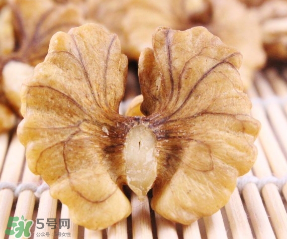 青皮核桃和干核桃哪個(gè)營(yíng)養(yǎng)高？有什么區(qū)別？