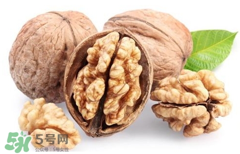青皮核桃和干核桃哪個(gè)營(yíng)養(yǎng)高？有什么區(qū)別？